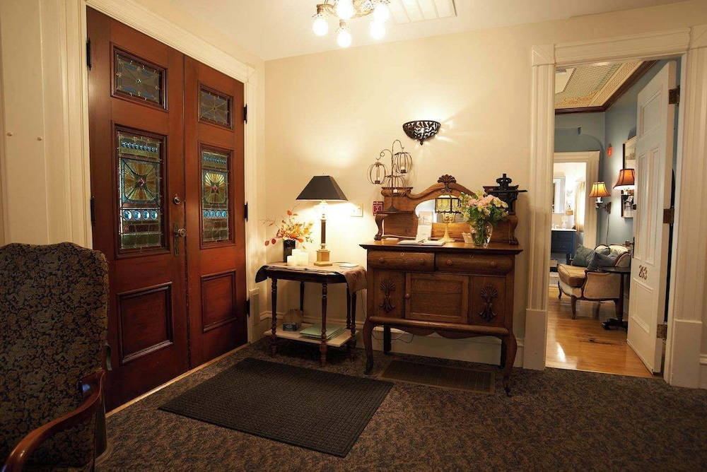 Ash Street Inn by null