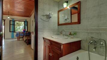 Cottage | Bathroom