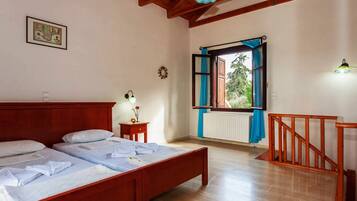 Cottage | 2 bedrooms, individually furnished, iron/ironing board
