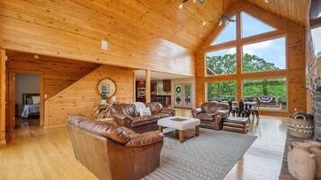 Televisión y chimenea