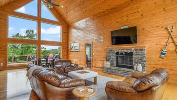 Televisión y chimenea