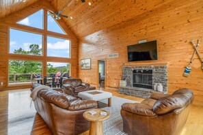 Televisión y chimenea 