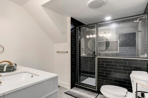 Dusche, Haartrockner, Handtücher, Seife