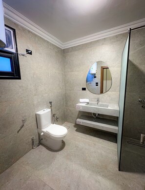 Hair dryer, towels, toilet paper - Luxurious Suite Direct View on the Giza Pyramids (Giza Governorate)