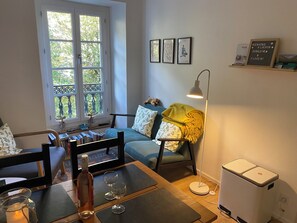 Living area - AT 47 ALLEES D'ETIGNY - CENTRAL & STANDING - private parking, bed linen included (Bagnères-de-Luchon)