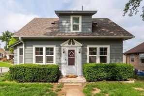 Exterior detail - Modern Midtown Getaway! Central location for 12! (Omaha)