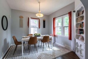 Dining - Modern Midtown Getaway! Central location for 12! (Omaha)