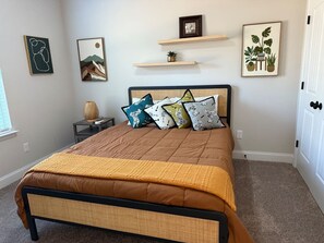 デスク、アイロン / アイロン台、WiFi (無料)、ベッドシーツ