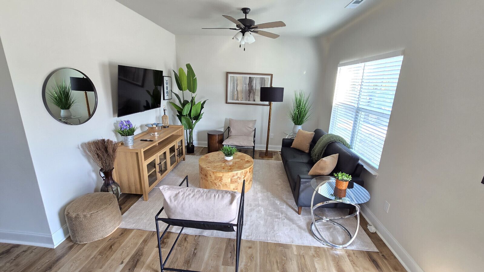 Smart-tv, boeken en een kantoor