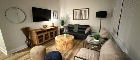 Smart TV, libros y oficina