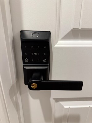 Une porte dotĂ©e dâun clavier pour le verrouillage et dâun trou de serrure.