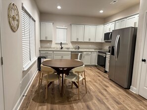 Kylskåp, mikrovågsugn, ugn och spishäll