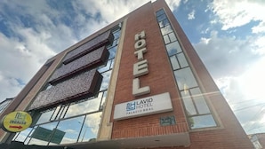 Edificio di un hotel con un cartello che riporta 'LAVID HOTEL PALACIO REAL' e un segnale d'ingresso che indica 'INGRESO'.