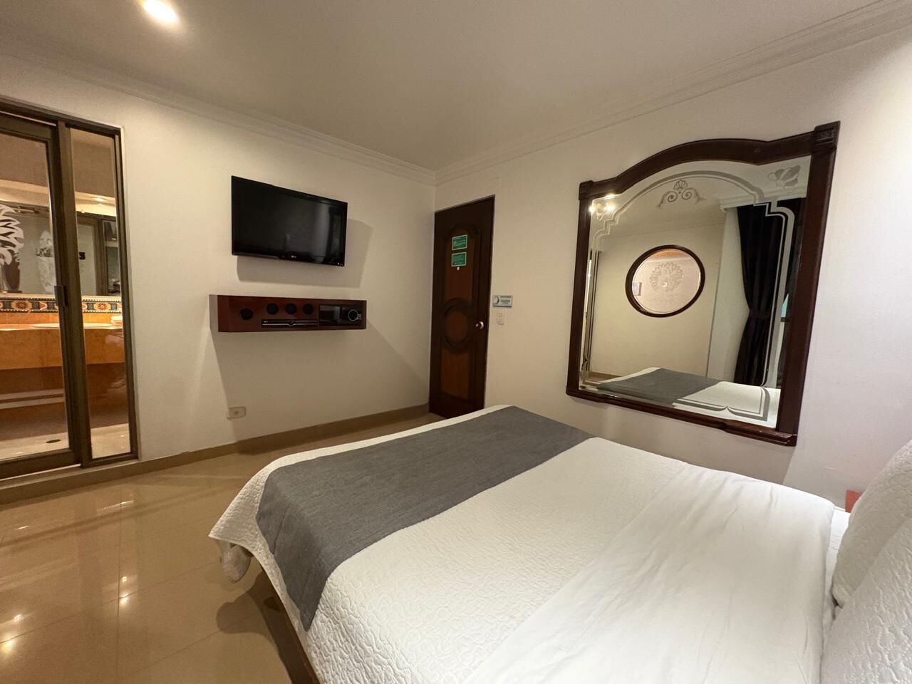 Standard-huone, kylpyamme (Jacuzzi) | Ilmainen Wi-Fi, pääsy pyörätuolilla