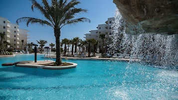 Condo, varias camas (Waterscape 535-A) | Alberca | Alberca al aire libre y alberca climatizada