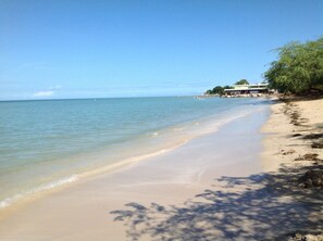 Sun loungers, beach towels - Chic Oasis Combate, 2 bdrm/2.5 bath, sleeps 6, full A/C, WiFi (Pole Ojea Cabo Rojo)
