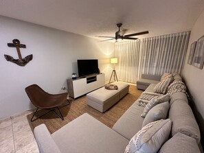 Smart TV - Chic Oasis Combate, 2 bdrm/2.5 bath, sleeps 6, full A/C, WiFi (Pole Ojea Cabo Rojo)