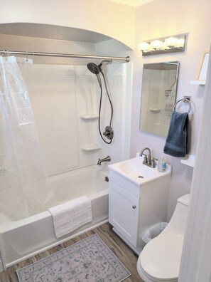 Een haardroger, handdoeken, zeep, toiletpapier