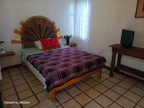 Tabla de planchar con plancha, wifi, ropa de cama