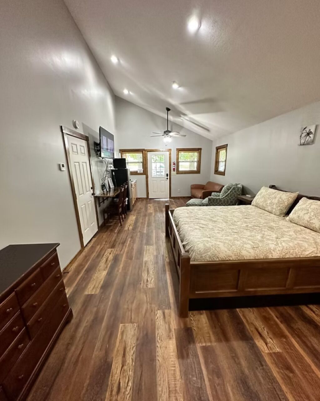 1 bedroom, bed sheets, wheelchair access