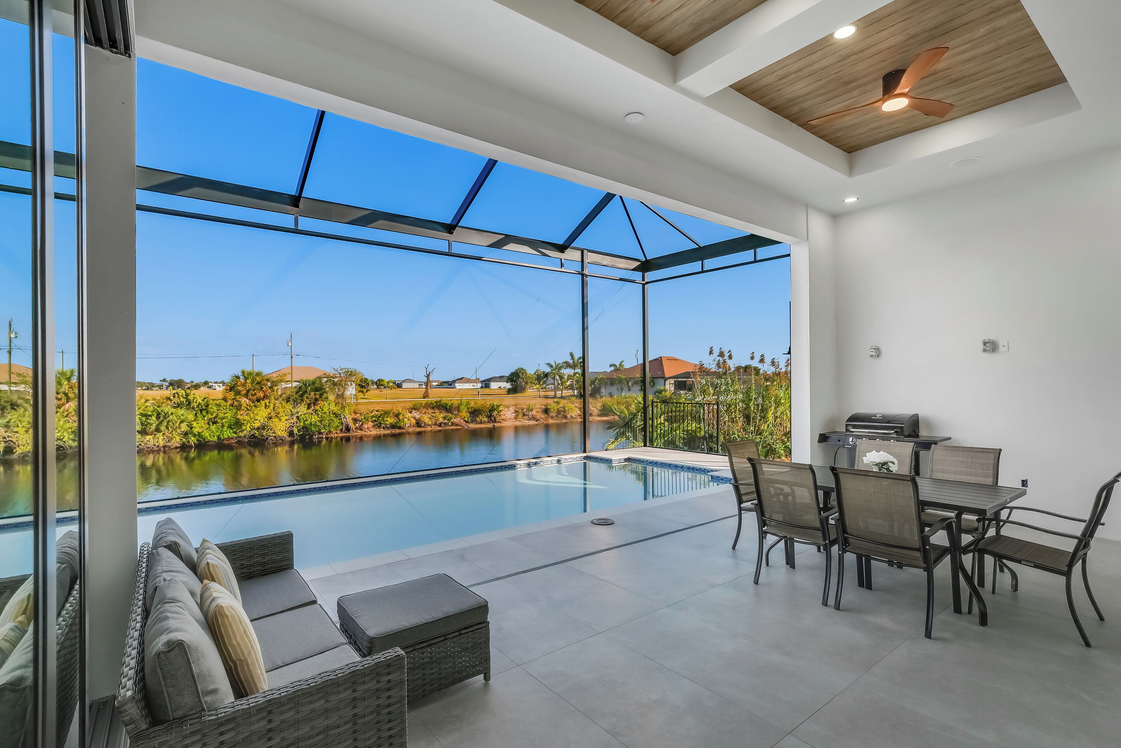 屋外ダイニングエリア