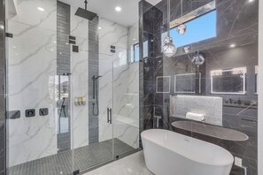 Een douche, een haardroger, een bidet, handdoeken