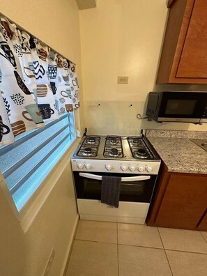 ثلاجة، ميكروويف، موقد طهي مسطح، محمصة خبز