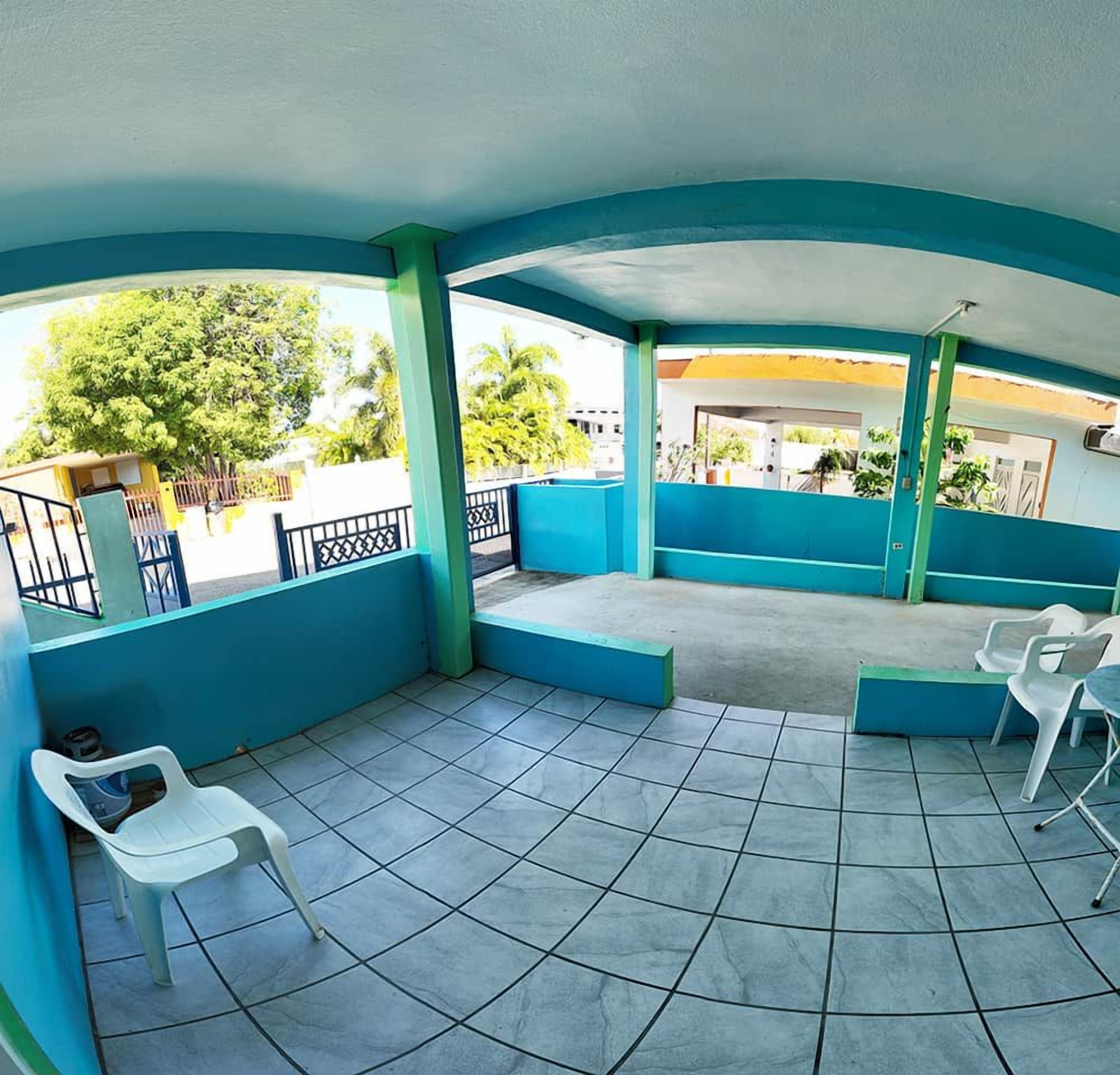 Un patio exterior con suelo de baldosas, una zona de estar y vistas del entorno.