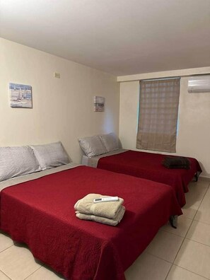 Tabla de planchar con plancha, wifi y ropa de cama