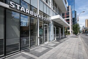 Fachada de Starbucks Coffee con amplios ventanales de vidrio y un diseño moderno.