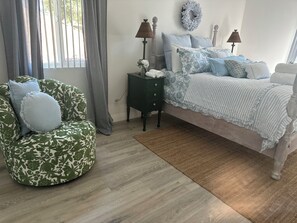 Tabla de planchar con plancha, internet y ropa de cama