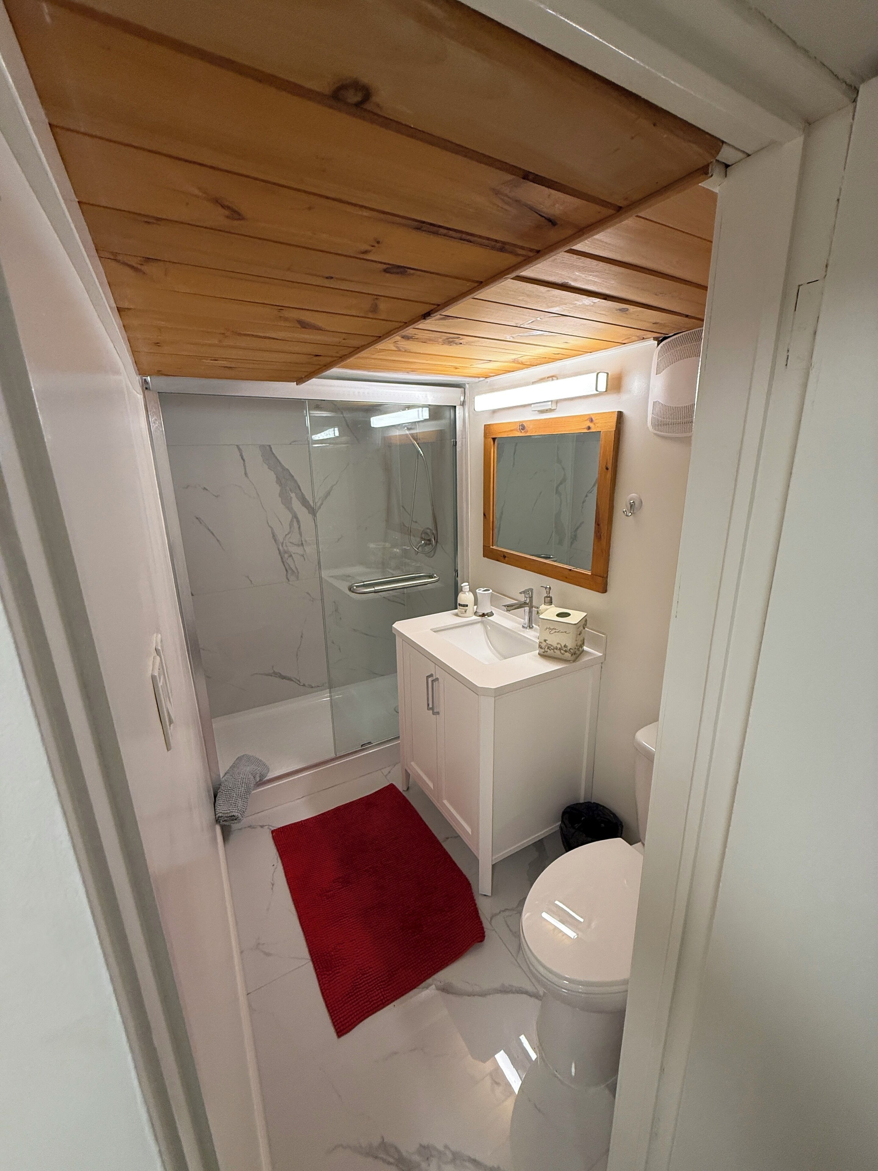 ヘアドライヤー、タオル、石鹸、トイレットペーパー
