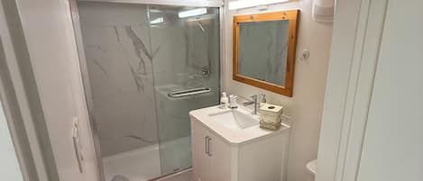 ヘアドライヤー、タオル、石鹸、トイレットペーパー