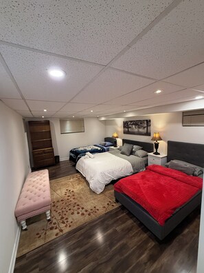Iron/ironing board, WiFi, bed sheets - Spacious 2BR Basement • Full Kitchen • Vaughan (Vaughan)