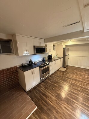 Private kitchen - Spacious 2BR Basement • Full Kitchen • Vaughan (Vaughan)