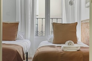 Iron/ironing board, WiFi, bed sheets - Malasaña Style by Hogar4 (Madrid)