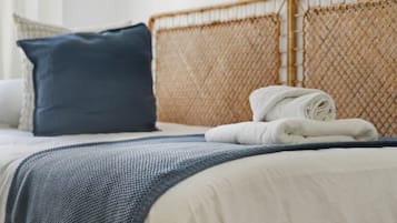 Tabla de planchar con plancha, wifi y ropa de cama