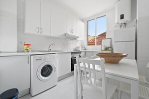 Fridge, microwave, oven, stovetop - Malasaña Style by Hogar4 (Madrid)