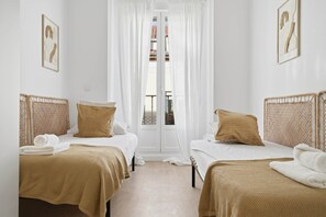 Iron/ironing board, WiFi, bed sheets - Malasaña Style by Hogar4 (Madrid)