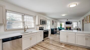 Frigorífico, microondas, horno y placa de cocina