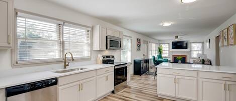 Jääkaappi, mikroaaltouuni, uuni, liesi