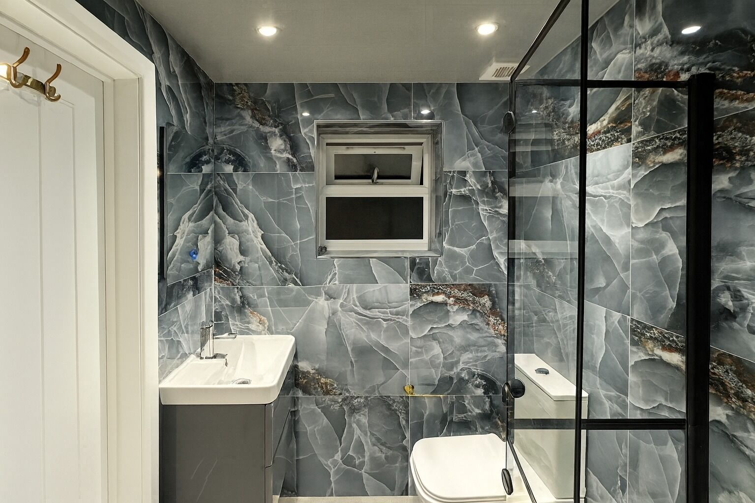 Een haardroger, een bidet, handdoeken, zeep