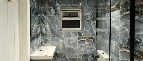 Haartrockner, Bidet, Handtücher, Seife