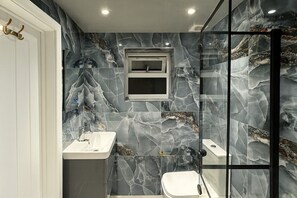 Secador de cabelo, bidê, toalhas de banho, sabonete