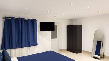 Een strijkplank/strijkijzer, wifi, beddengoed