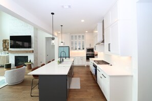 Private kitchen - 5Bd-4bath with Lake Travis views, Game room, Ping Pong, Movie Theatre, Sleeps 12 (Jonestown)