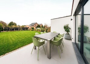 تناول الطعام بالخارج