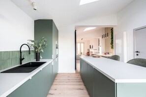 Kühlschrank, Mikrowelle, Ofen, Herdplatte