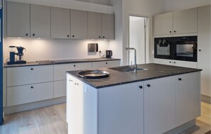 Fridge, oven, stovetop, dishwasher - Beautiful home in Løkken with sauna (Løkken)