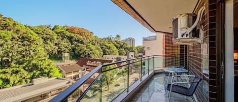 Basic Apartment | Outdoor dining